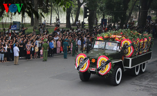 ชาวฮานอยอำลาพลเอกหวอเงวียนยาป